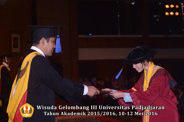 Wisuda Unpad Gel III TA 2015_2016 Fakultas ISIP oleh Dekan  143