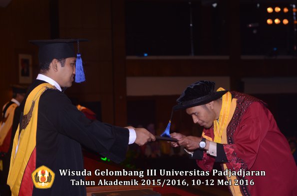 Wisuda Unpad Gel III TA 2015_2016 Fakultas ISIP oleh Dekan  144
