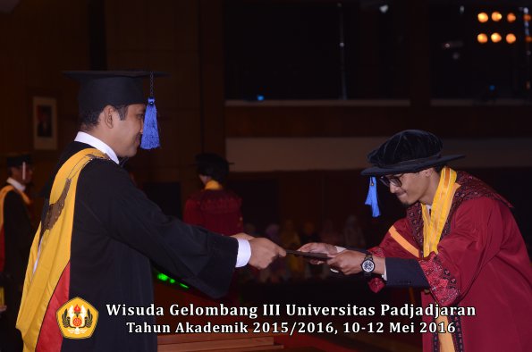 Wisuda Unpad Gel III TA 2015_2016 Fakultas ISIP oleh Dekan  155