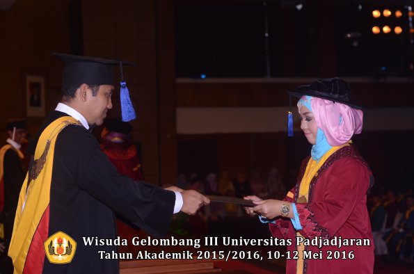 Wisuda Unpad Gel III TA 2015_2016 Fakultas ISIP oleh Dekan  157