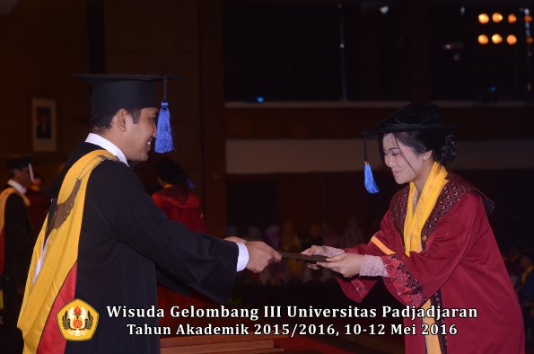 Wisuda Unpad Gel III TA 2015_2016 Fakultas ISIP oleh Dekan  159