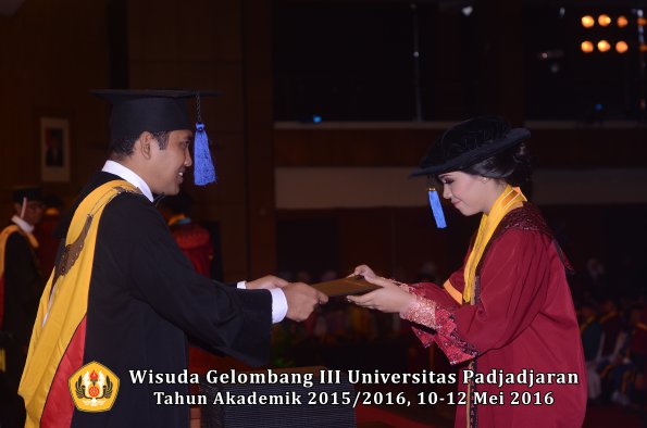 Wisuda Unpad Gel III TA 2015_2016 Fakultas ISIP oleh Dekan  173