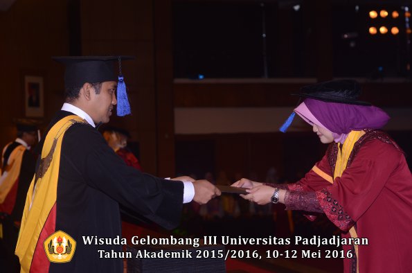 Wisuda Unpad Gel III TA 2015_2016 Fakultas ISIP oleh Dekan  177