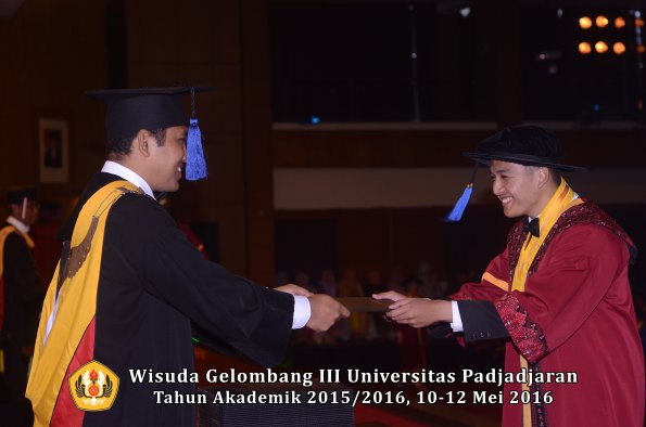 Wisuda Unpad Gel III TA 2015_2016 Fakultas ISIP oleh Dekan  179