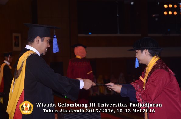 Wisuda Unpad Gel III TA 2015_2016 Fakultas ISIP oleh Dekan  184