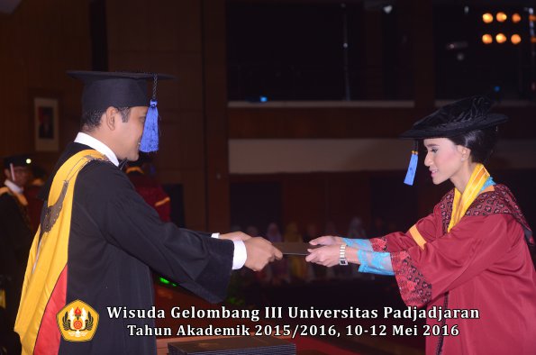Wisuda Unpad Gel III TA 2015_2016 Fakultas ISIP oleh Dekan  192