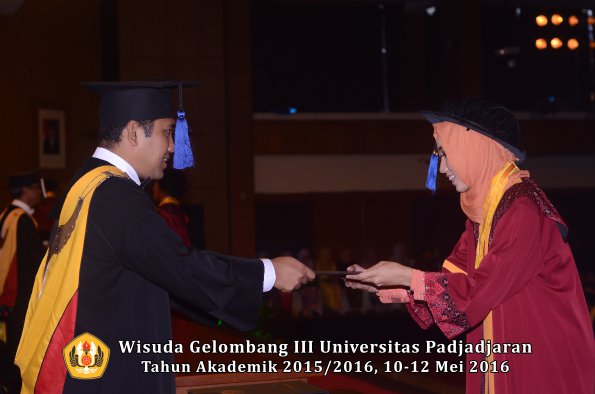 Wisuda Unpad Gel III TA 2015_2016 Fakultas ISIP oleh Dekan  197