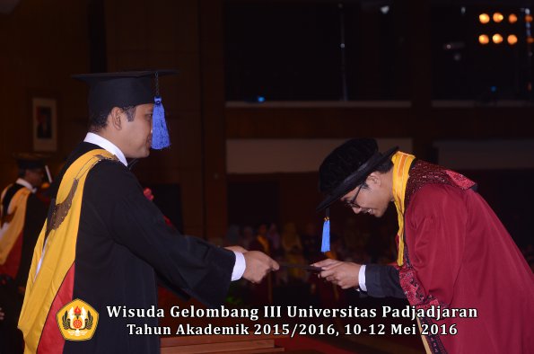 Wisuda Unpad Gel III TA 2015_2016 Fakultas ISIP oleh Dekan  214