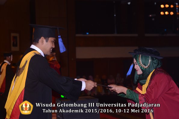 Wisuda Unpad Gel III TA 2015_2016 Fakultas ISIP oleh Dekan  216