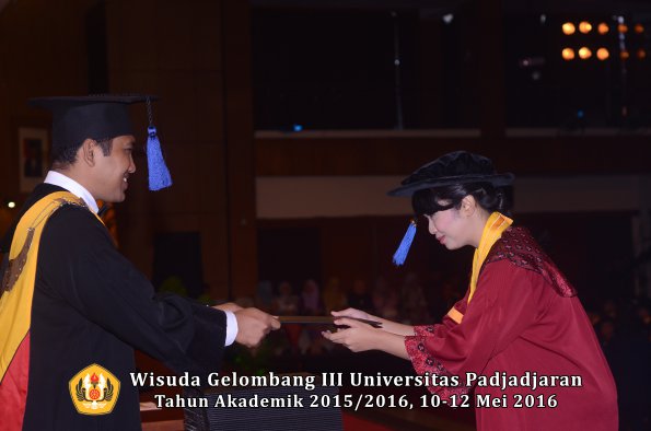 Wisuda Unpad Gel III TA 2015_2016 Fakultas ISIP oleh Dekan  224