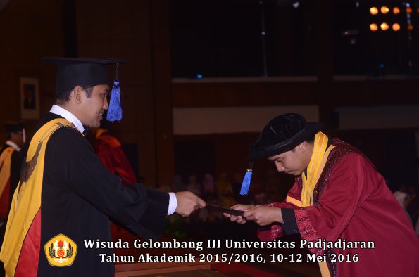 Wisuda Unpad Gel III TA 2015_2016 Fakultas ISIP oleh Dekan  250