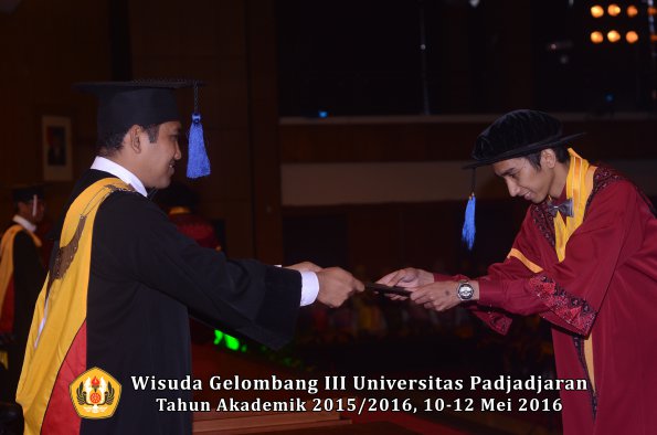 Wisuda Unpad Gel III TA 2015_2016 Fakultas ISIP oleh Dekan  261