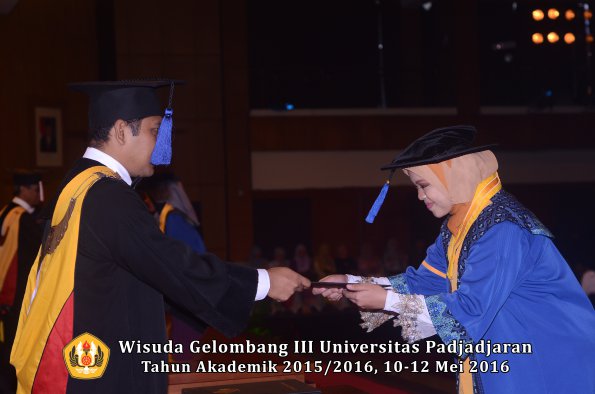 Wisuda Unpad Gel III TA 2015_2016 Fakultas ISIP oleh Dekan  301