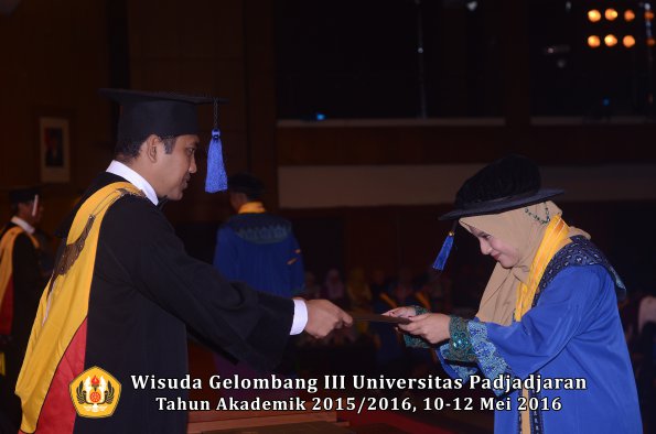 Wisuda Unpad Gel III TA 2015_2016 Fakultas ISIP oleh Dekan  303