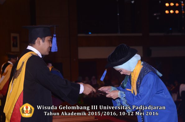 Wisuda Unpad Gel III TA 2015_2016 Fakultas ISIP oleh Dekan  309