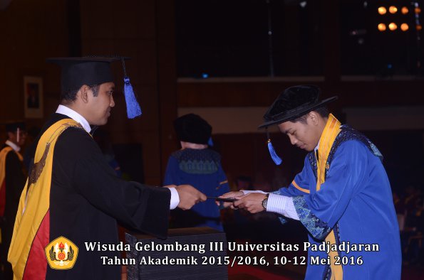 Wisuda Unpad Gel III TA 2015_2016 Fakultas ISIP oleh Dekan  318