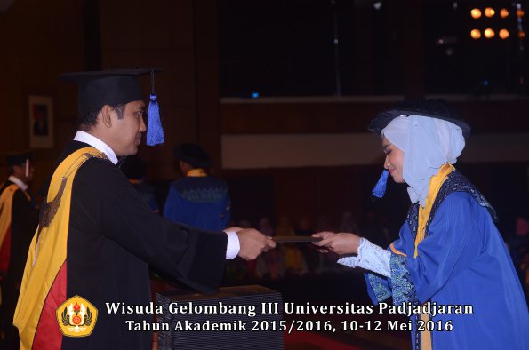 Wisuda Unpad Gel III TA 2015_2016 Fakultas ISIP oleh Dekan  319