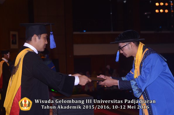 Wisuda Unpad Gel III TA 2015_2016 Fakultas ISIP oleh Dekan  320
