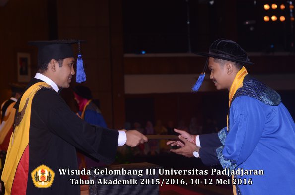 Wisuda Unpad Gel III TA 2015_2016 Fakultas ISIP oleh Dekan  324
