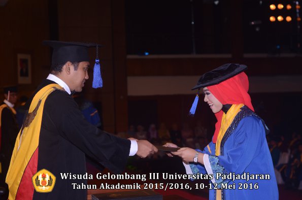 Wisuda Unpad Gel III TA 2015_2016 Fakultas ISIP oleh Dekan  348