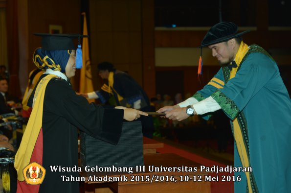 Wisuda Unpad Gel III TA 2015_2016  Fakultas Teknik Geologi oleh Dekan  006