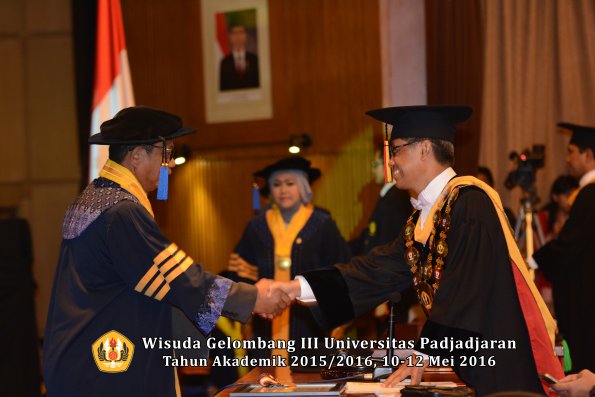 Wisuda Unpad Gel III TA 2015_2016 Fakultas ISIP oleh Rektor  004