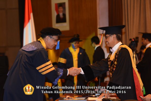 Wisuda Unpad Gel III TA 2015_2016 Fakultas ISIP oleh Rektor  013