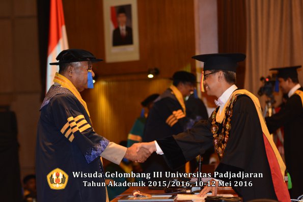 Wisuda Unpad Gel III TA 2015_2016 Fakultas ISIP oleh Rektor  021