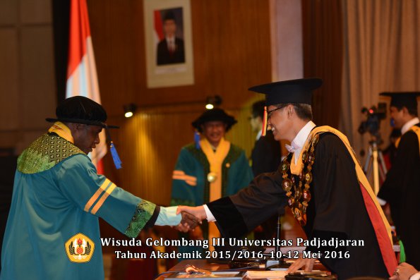 Wisuda Unpad Gel III TA 2015_2016 Fakultas ISIP oleh Rektor  039