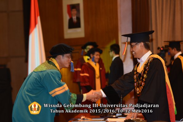 Wisuda Unpad Gel III TA 2015_2016 Fakultas ISIP oleh Rektor  040