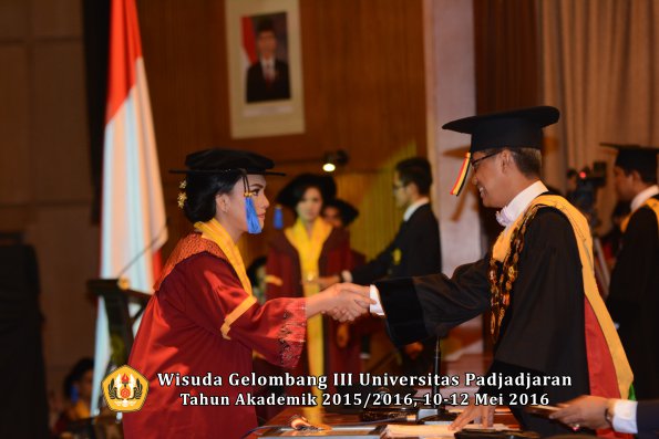 Wisuda Unpad Gel III TA 2015_2016 Fakultas ISIP oleh Rektor  049