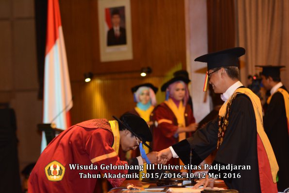 Wisuda Unpad Gel III TA 2015_2016 Fakultas ISIP oleh Rektor  149