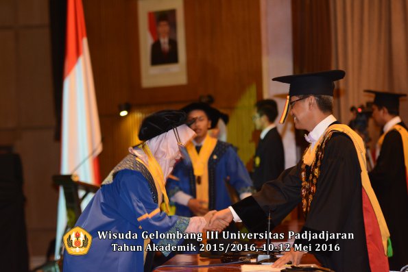Wisuda Unpad Gel III TA 2015_2016 Fakultas ISIP oleh Rektor  315