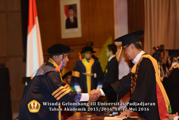 Wisuda Unpad Gel III TA 2015_2016  Fakultas Teknik Geologi oleh Rektor  004