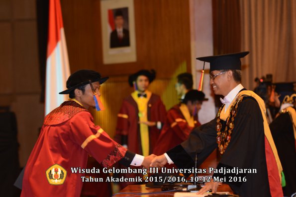 Wisuda Unpad Gel III TA 2015_2016  Fakultas Teknik Geologi oleh Rektor  008