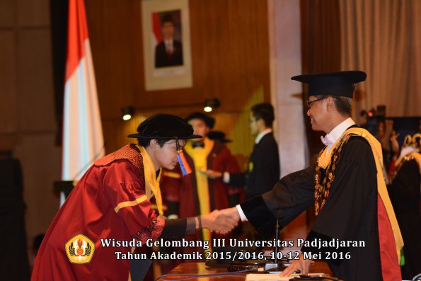Wisuda Unpad Gel III TA 2015_2016  Fakultas Teknik Geologi oleh Rektor  011