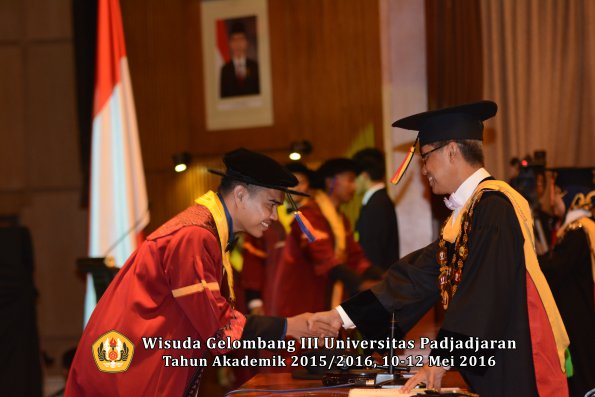 Wisuda Unpad Gel III TA 2015_2016  Fakultas Teknik Geologi oleh Rektor  013