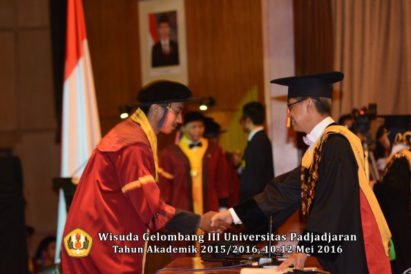 Wisuda Unpad Gel III TA 2015_2016  Fakultas Teknik Geologi oleh Rektor  014