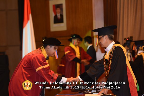 Wisuda Unpad Gel III TA 2015_2016  Fakultas Teknik Geologi oleh Rektor  015