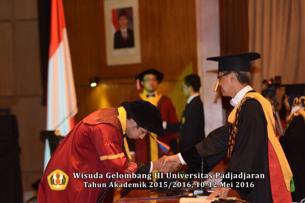 Wisuda Unpad Gel III TA 2015_2016  Fakultas Teknik Geologi oleh Rektor  018