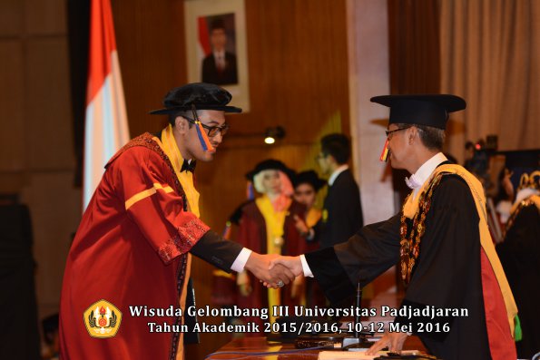 Wisuda Unpad Gel III TA 2015_2016  Fakultas Teknik Geologi oleh Rektor  019
