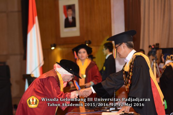 Wisuda Unpad Gel III TA 2015_2016  Fakultas Teknik Geologi oleh Rektor  020