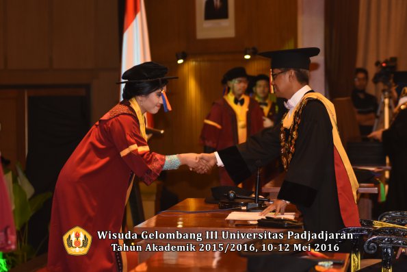 Wisuda Unpad Gel III TA 2015_2016  Fakultas Teknik Geologi oleh Rektor  021