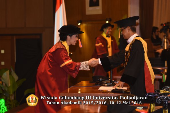 Wisuda Unpad Gel III TA 2015_2016  Fakultas Teknik Geologi oleh Rektor  023