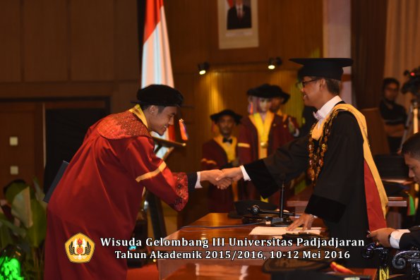 Wisuda Unpad Gel III TA 2015_2016  Fakultas Teknik Geologi oleh Rektor  024