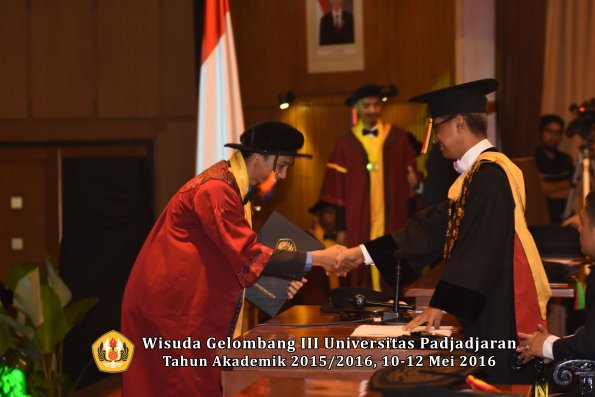 Wisuda Unpad Gel III TA 2015_2016  Fakultas Teknik Geologi oleh Rektor  026