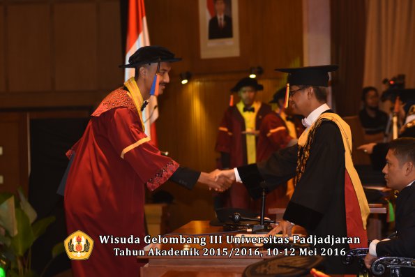 Wisuda Unpad Gel III TA 2015_2016  Fakultas Teknik Geologi oleh Rektor  027
