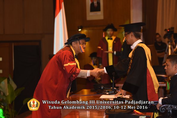 Wisuda Unpad Gel III TA 2015_2016  Fakultas Teknik Geologi oleh Rektor  028