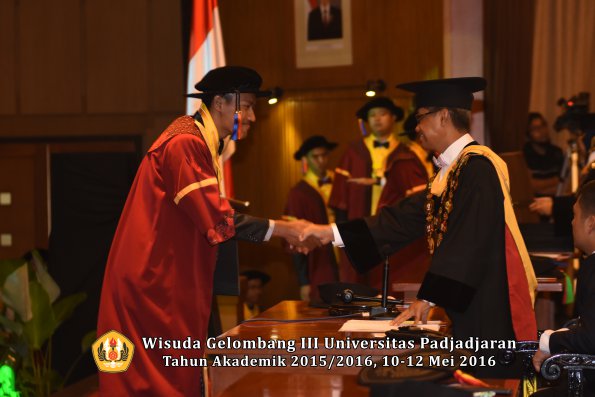 Wisuda Unpad Gel III TA 2015_2016  Fakultas Teknik Geologi oleh Rektor  029