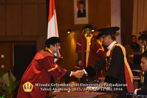 Wisuda Unpad Gel III TA 2015_2016  Fakultas Teknik Geologi oleh Rektor  030